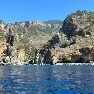Panorama de la côte sauvage à Tripiti, révélant des falaises escarpées et une mer émeraude au sud de la Crète.