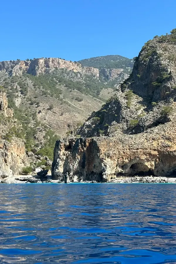 Panorama de la côte sauvage à Tripiti, révélant des falaises escarpées et une mer émeraude au sud de la Crète.
