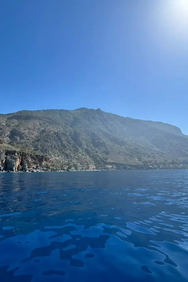 Péninsule escarpée et eaux turquoise baignant le cap de Tripiti, un point de vue spectaculaire sur la côte sud de la Crète.