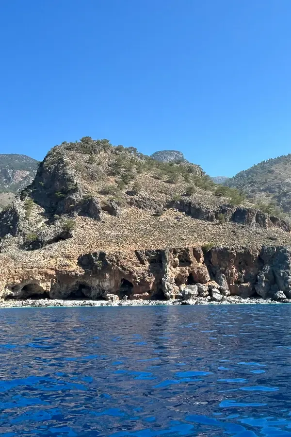 Les falaises dramatiques de Tripiti plongent dans des eaux bleues limpides, formant un paysage côtier spectaculaire sur la Crète.