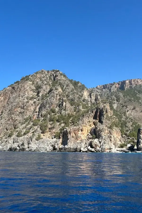 Falaises escarpées et chemin sinueux à Tripiti, offrant un panorama saisissant sur la mer Égée et la côte sud.