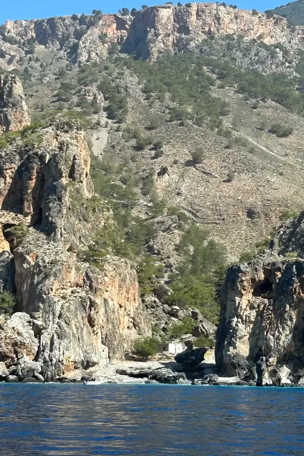 Falaises rocheuses escarpées et panoramas bleus depuis Tripiti, un cap isolé sur la côte sud de la Crète