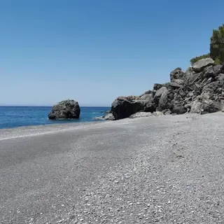 Promontoire escarpé et eaux bleues limpides au cap Fournoti, offrant un paysage maritime spectaculaire en Crète.