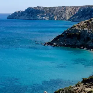 La côte sauvage de Gavdos présente des falaises accidentées surplombant un lagon aux eaux turquoise et cristallines.