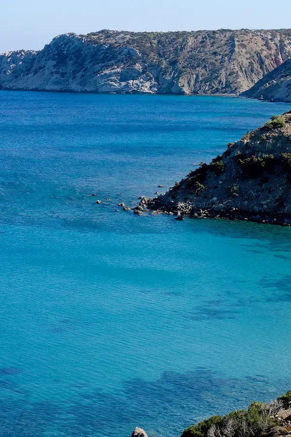 La côte sauvage de Gavdos présente des falaises accidentées surplombant un lagon aux eaux turquoise et cristallines.