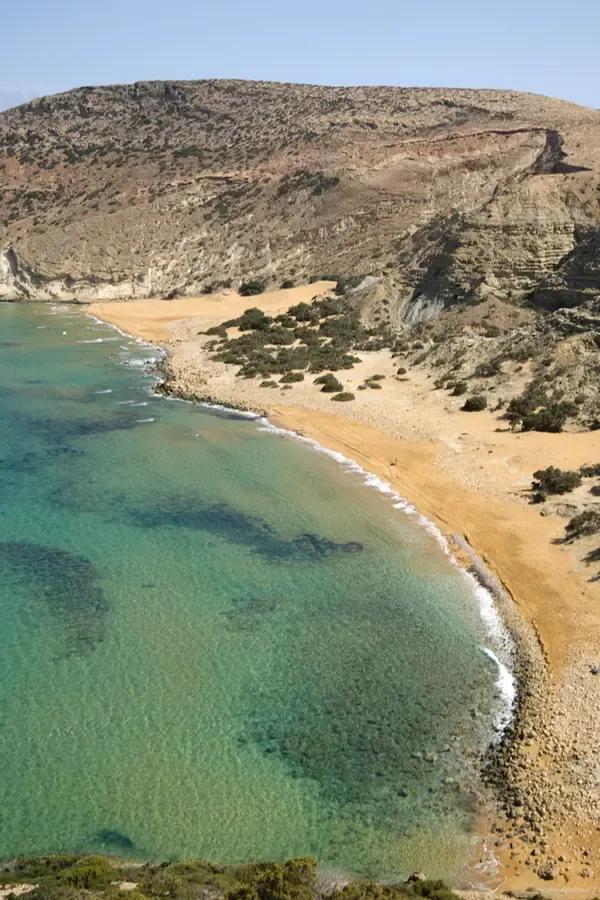 Criques isolées et eaux bleu profond sur la côte sauvage de l'île de Gavdos, au sud de la Crète grecque.