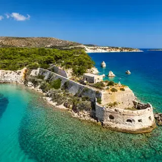 De belles plages de sable fin et eaux cristallines bordent l'île de Souda, offrant un panorama paradisiaque de la Crète.