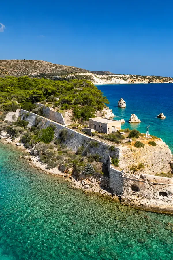 De belles plages de sable fin et eaux cristallines bordent l'île de Souda, offrant un panorama paradisiaque de la Crète.