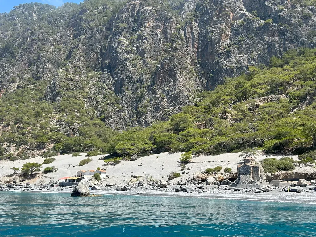 Des vues pittoresques sur la côte et les eaux bleues cristallines près du village d'Agios Pavlos, sur la Crète orientale.