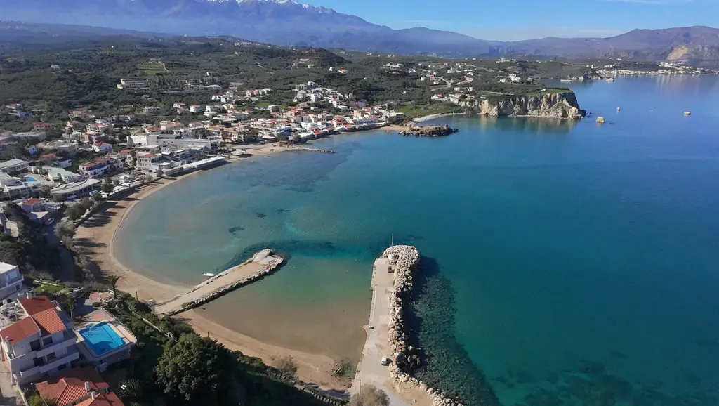Le village d'Almyrida est niché au pied de falaises spectaculaires dominant la mer Ionienne, sur la côte de la Crète.