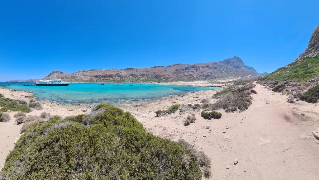 Lagon turquoise et plage de sable blanc à Balos, offrant un paysage idyllique sur la côte ouest de la Crète.
