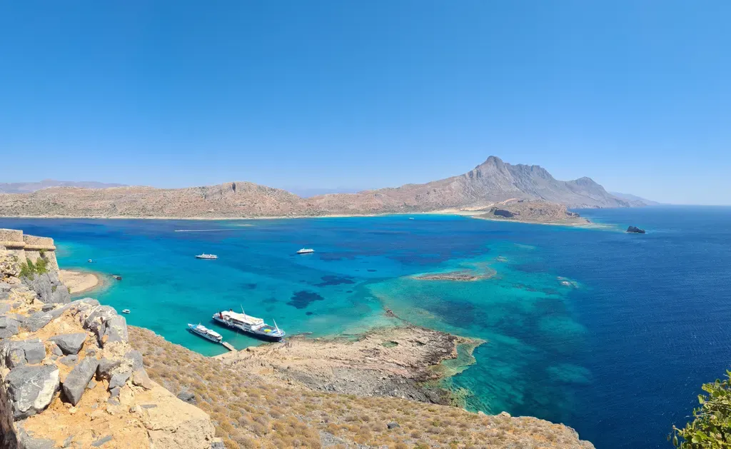 Lagon turquoise et plage de sable blanc emblématique de Balos, à l'ouest de la Crète.