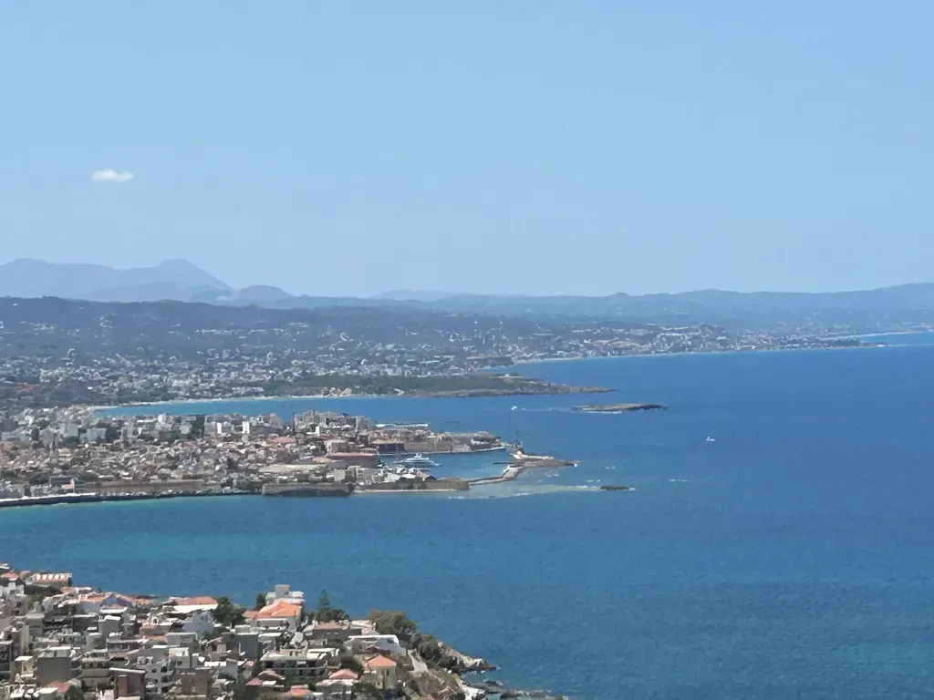 Le vieux port de Chania dévoile ses façades vénitiennes et ses ruelles pittoresques au bord de la mer Méditerranée.