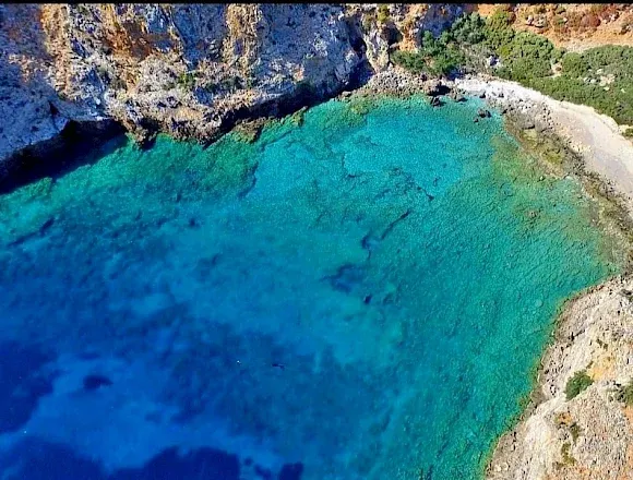 La baie de Choironisia révèle un paysage idyllique de plages de sable fin et d'eaux turquoise, idéale pour une journée de croisière.