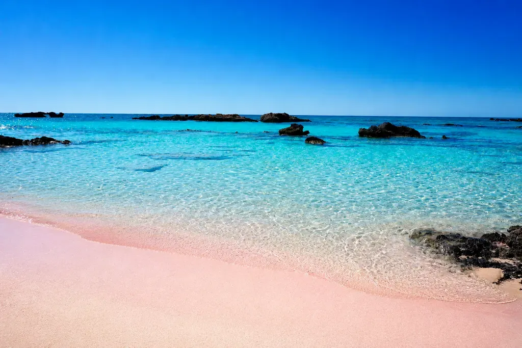 Plage de sable rose emblématique et lagon turquoise peu profond à Elafonissi, un paradis au cœur de la Crète.