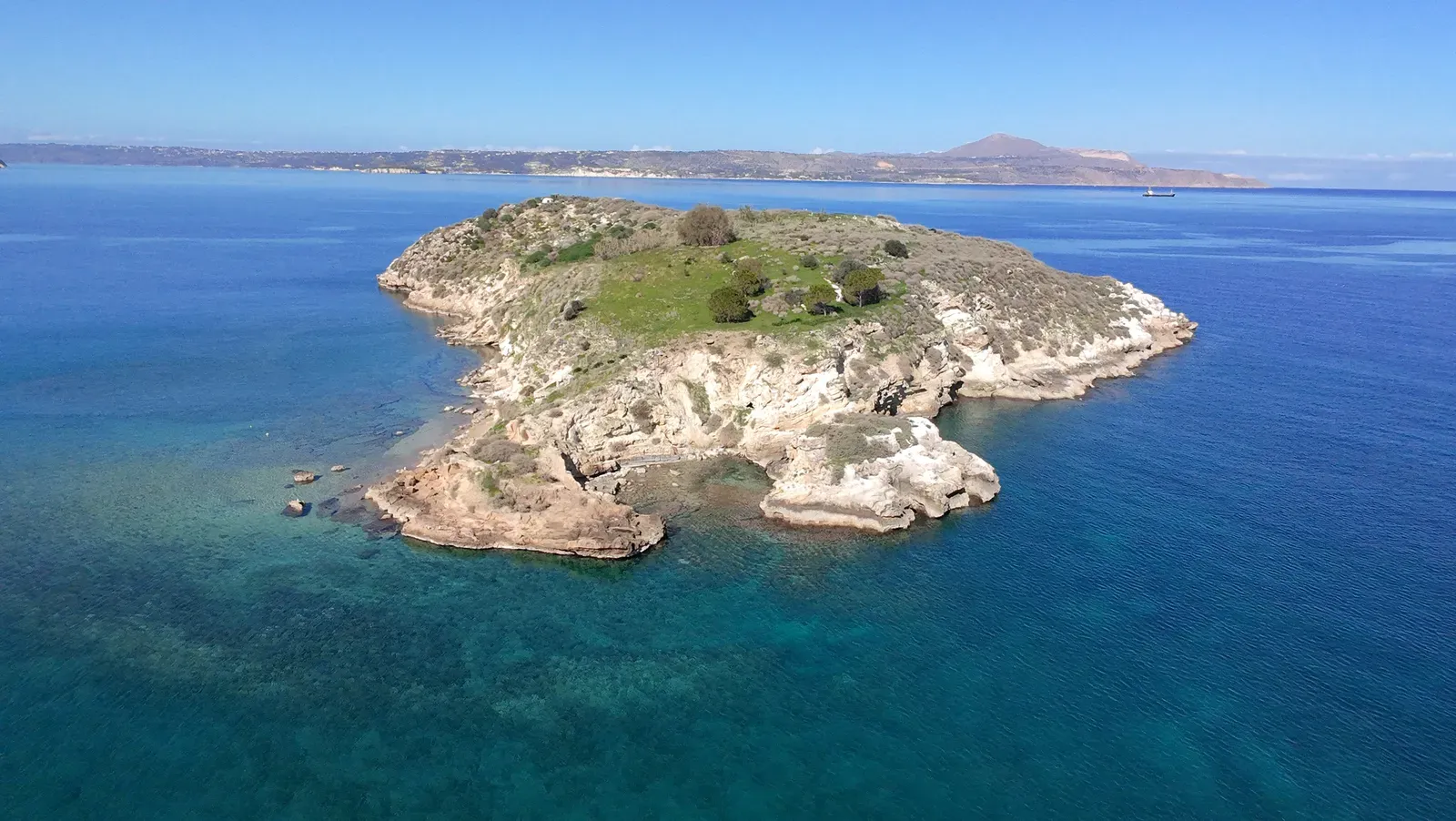 Le pittoresque village de Karga sur l'île, avec ses maisons colorées bordant la mer Ionienne au large de la Crète.