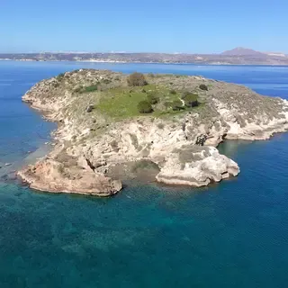 Le pittoresque village de Karga sur l'île, avec ses maisons colorées bordant la mer Ionienne au large de la Crète.
