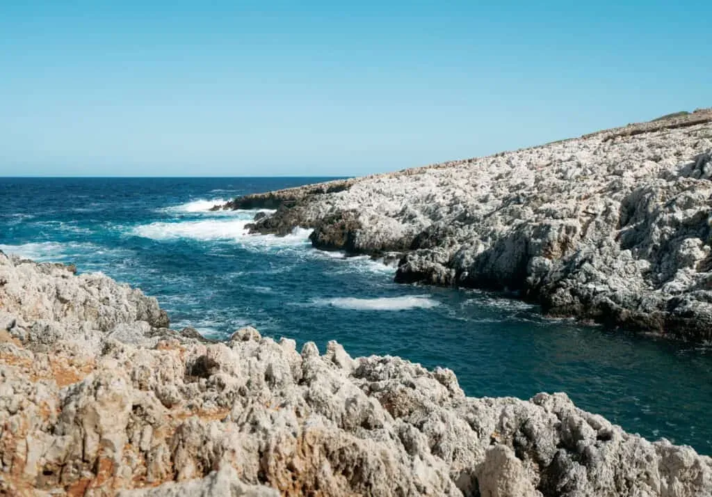 Ancrage sur la baie de Katholiko, un refuge isolé et naturel à la côte sud de la Crète.