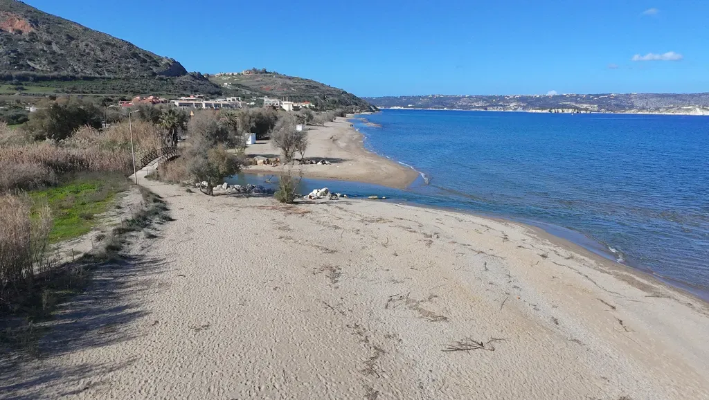 Plage de sable fin et de galets de Kiani Akti, baignée par les eaux claires de la mer Ionienne, sur la côte de la Crète.