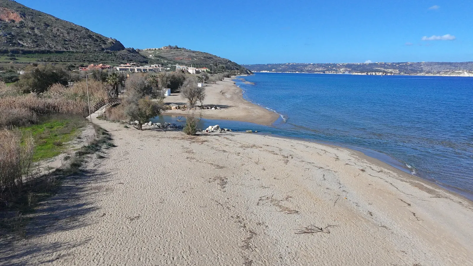 Plage de sable fin et de galets de Kiani Akti, baignée par les eaux claires de la mer Ionienne, sur la côte de la Crète.