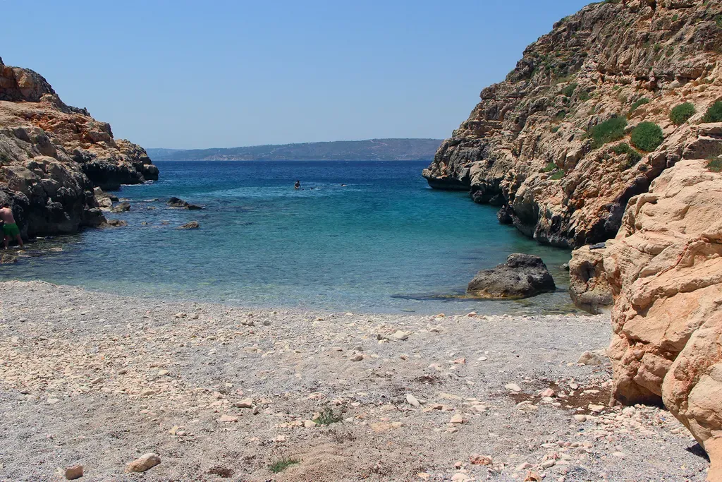 Plage de sable fin et eaux turquoise au bord de Koutalas, une jolie baie de la Crète.
