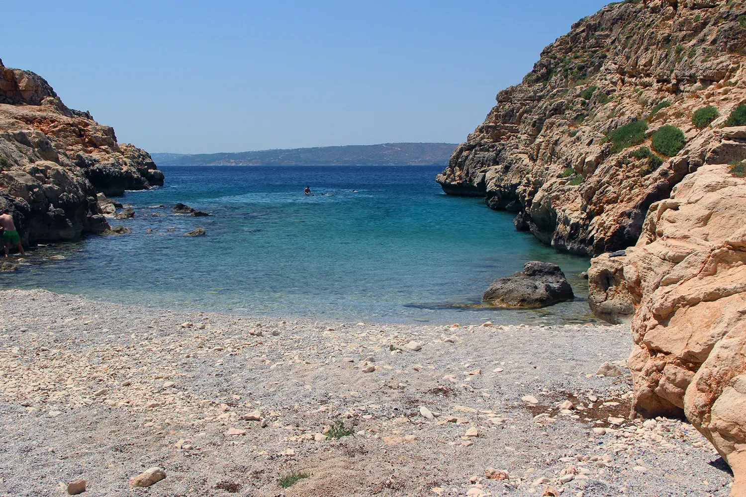 Plage de sable fin et eaux turquoise au bord de Koutalas, une jolie baie de la Crète.