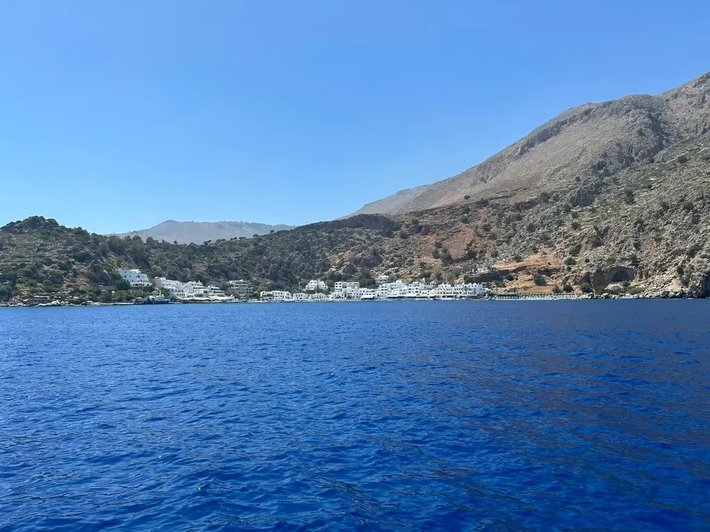 Le petit village de Loutro, niché entre des falaises montagneuses et des eaux turquoise, offre un cadre paradisiaque sur la côte crétoise.