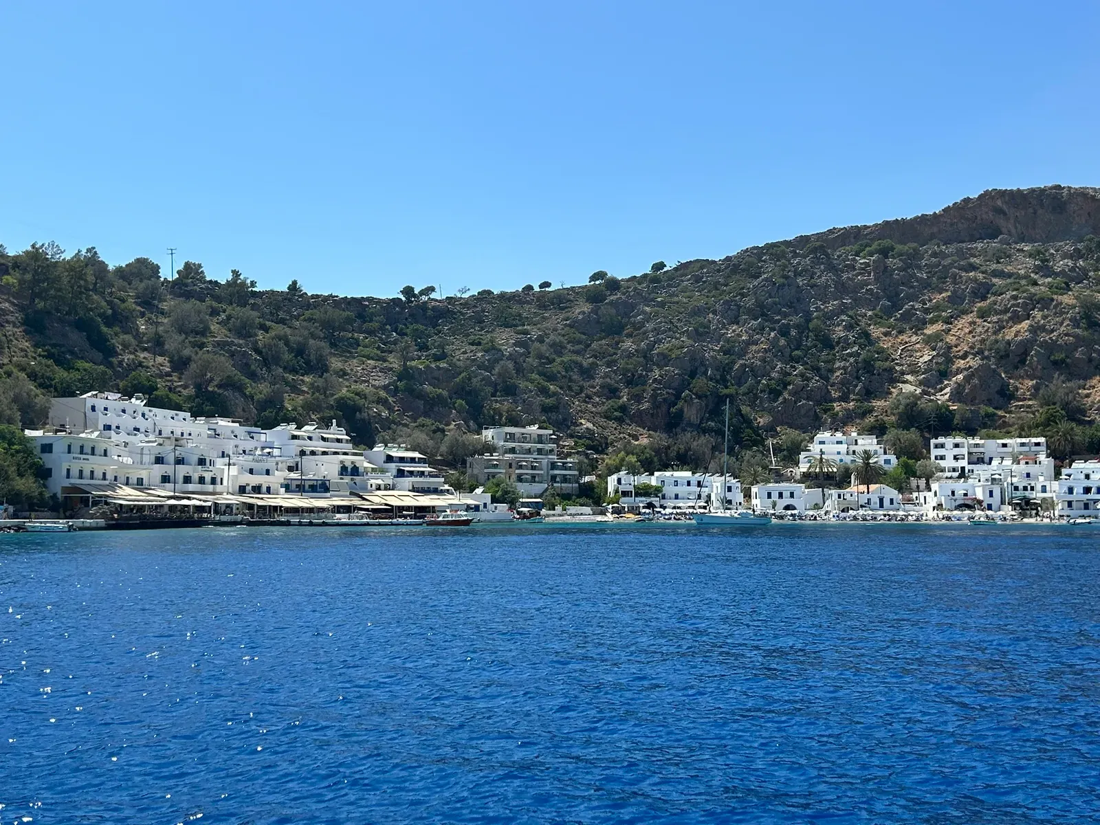 Village de Loutro, petit port de pêche idyllique sur la côte sud de la Crète, avec ses maisons blanchies et son port paisible.