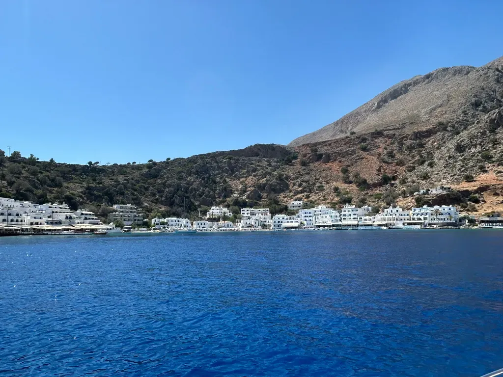 Le village de Loutro, en bordure de la côte sud de la Crète, est bercé par le bleu intense de la mer Égée et ses maisons blanchies.