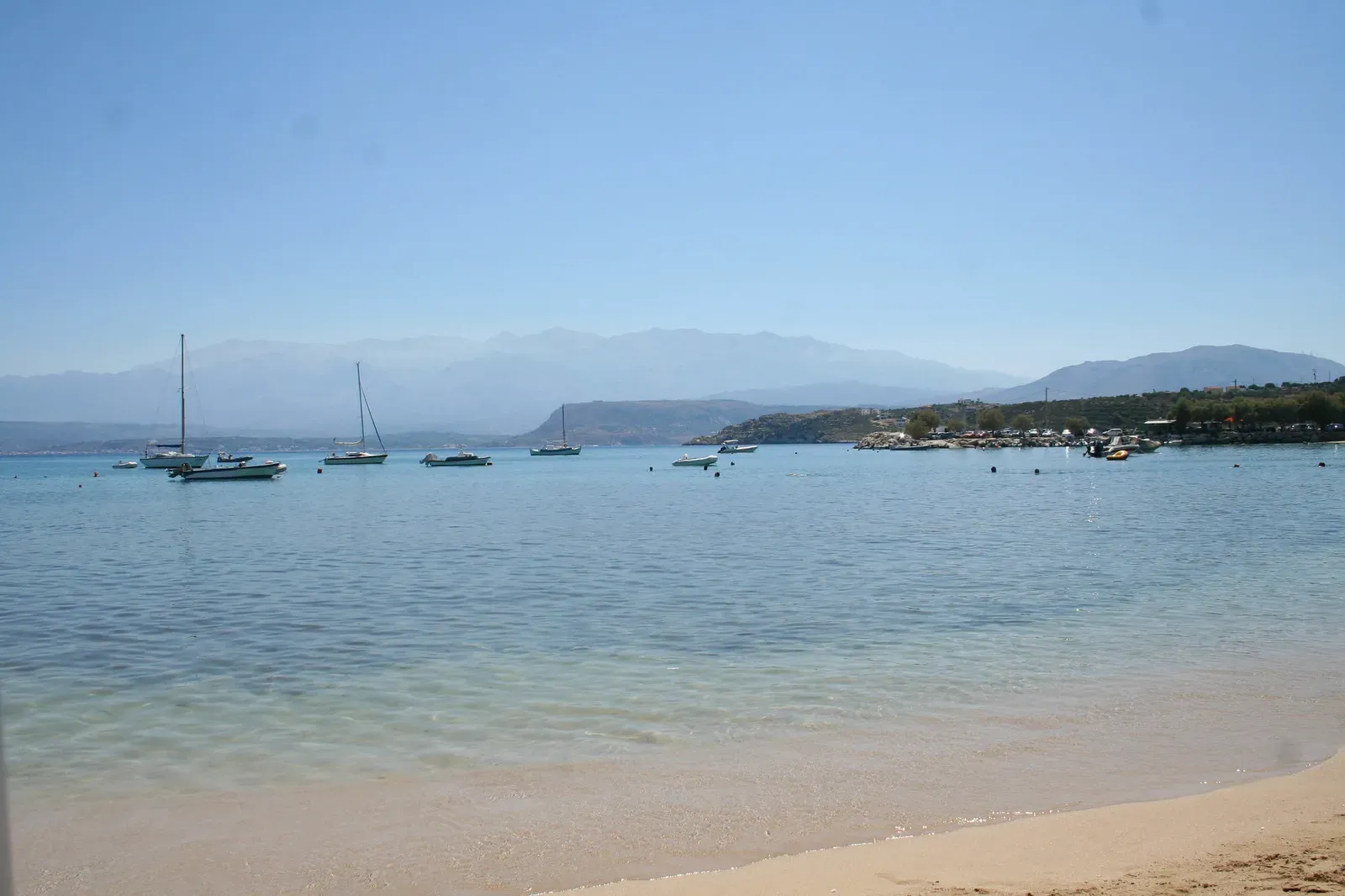 Des vues panoramiques sur le village de Marathi, perché au bord de la turquoise mer crétoise.