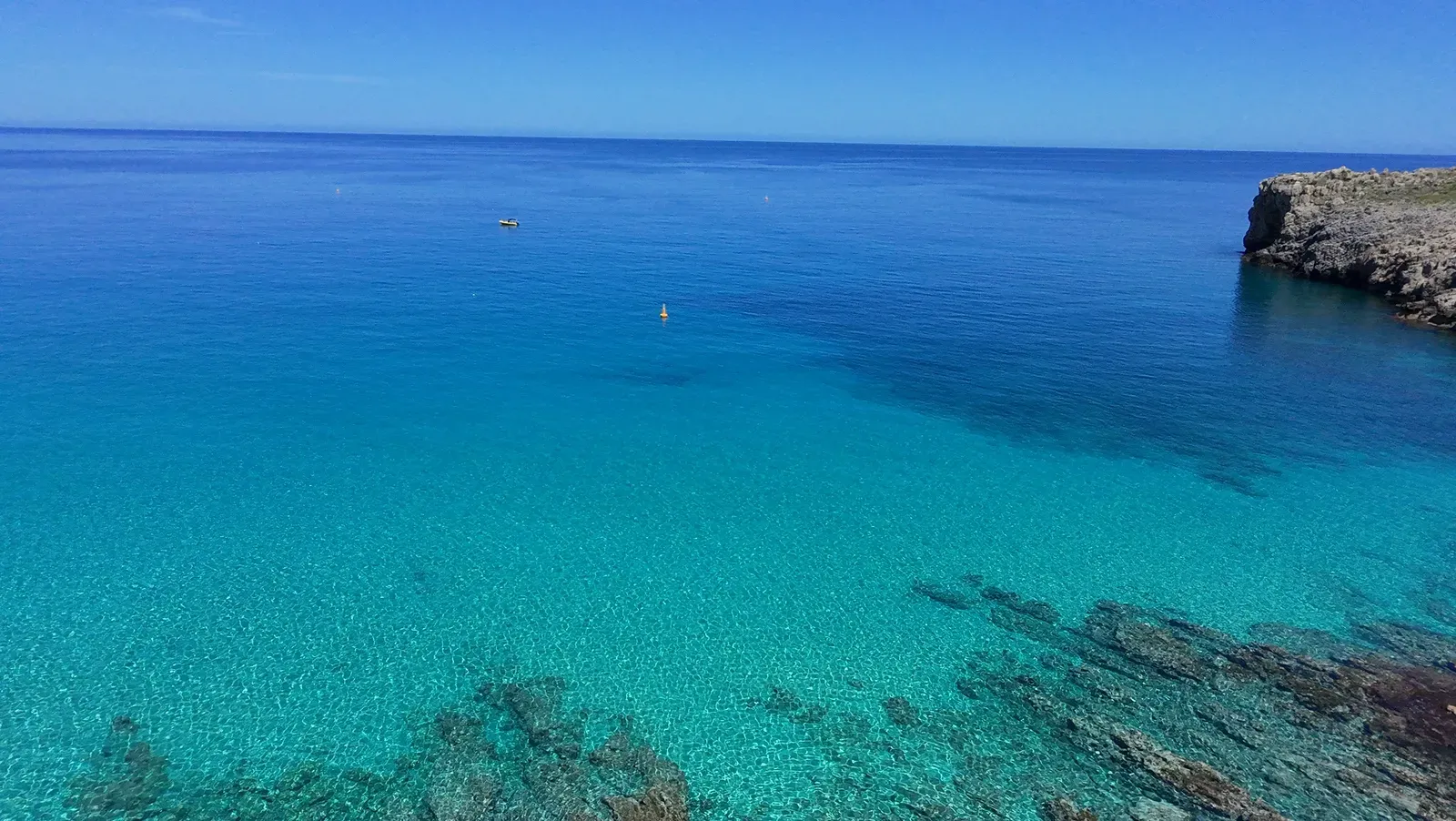 Le cap d'Ombrosgialos offre une vue spectaculaire sur ses falaises rocheuses et ses eaux turquoise de la mer égéenne.