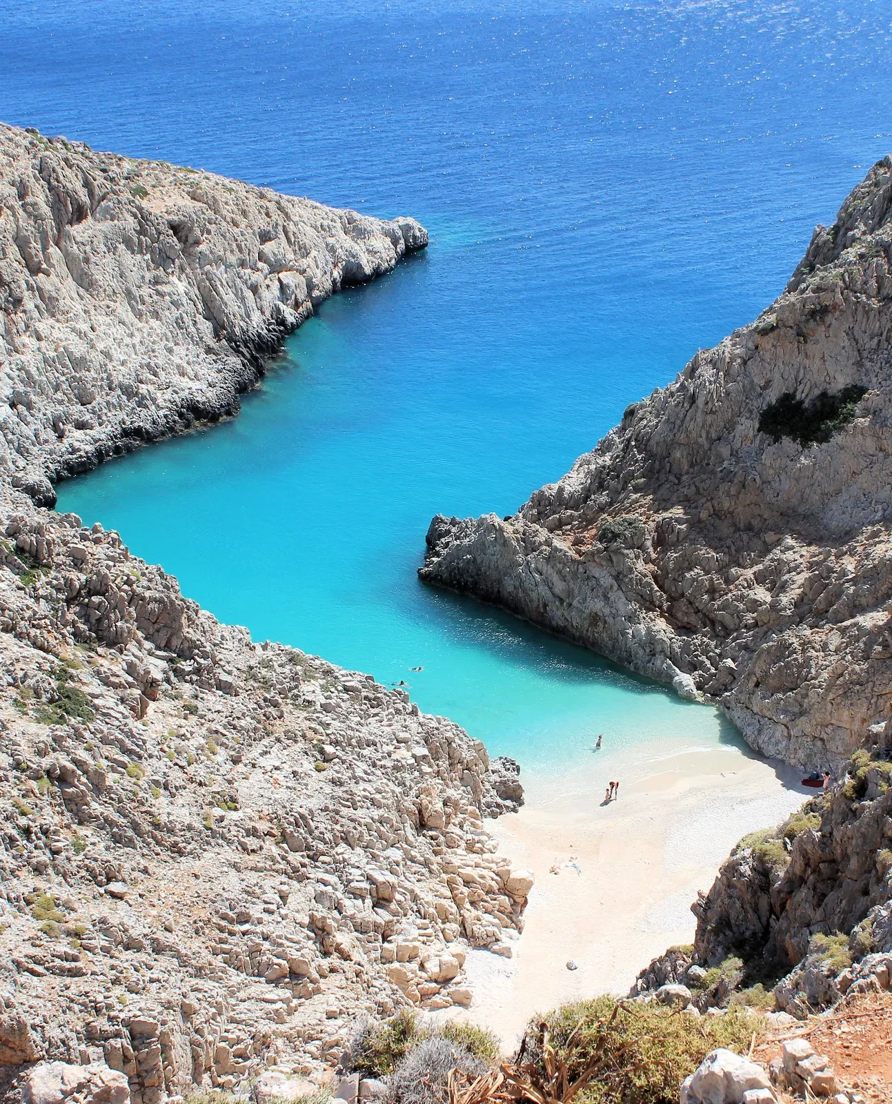 La crique de Seitan Limania est baignée par des eaux turquoise limpides et bordée de falaises méditerranéennes escarpées.