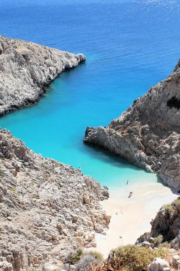 La crique de Seitan Limania est baignée par des eaux turquoise limpides et bordée de falaises méditerranéennes escarpées.