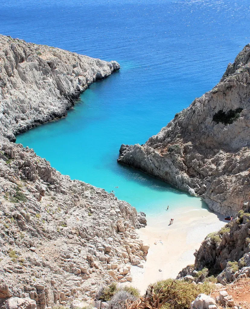 La crique de Seitan Limania est baignée par des eaux turquoise limpides et bordée de falaises méditerranéennes escarpées.