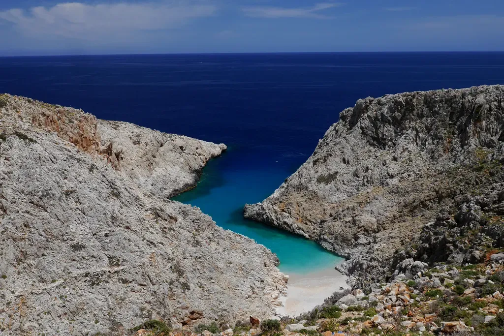 Baie pittoresque de Seitan Limania, présentant des eaux turquoise et des plages en galets le long de la côte de la Crète.