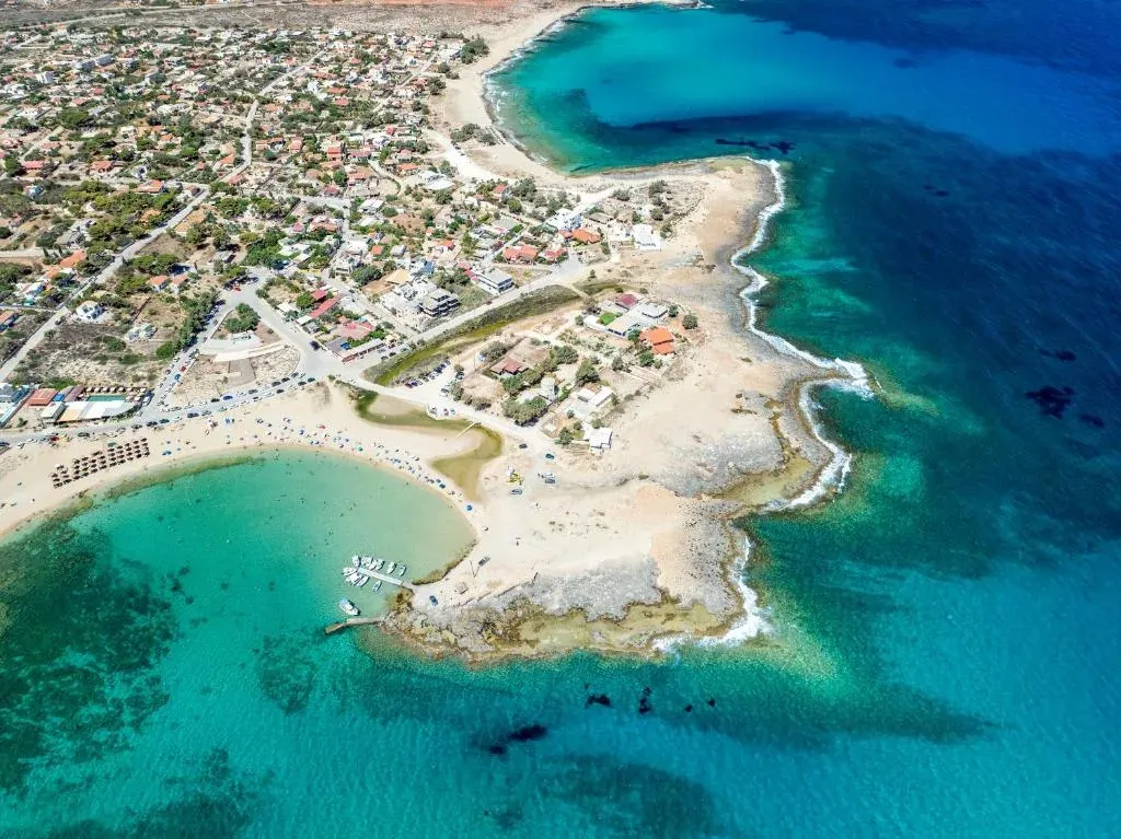 Cap sur Stavros, dévoilant des formations rocheuses majestueuses et des eaux cristallines sur la côte de la Crète.