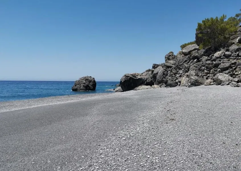 Promontoire escarpé et eaux bleues limpides au cap Fournoti, offrant un paysage maritime spectaculaire en Crète.