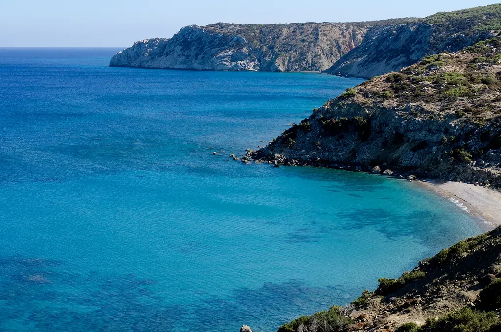 La côte sauvage de Gavdos présente des falaises accidentées surplombant un lagon aux eaux turquoise et cristallines.