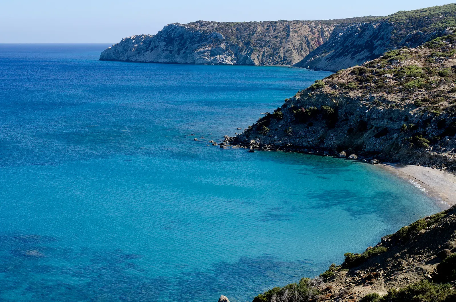 La côte sauvage de Gavdos présente des falaises accidentées surplombant un lagon aux eaux turquoise et cristallines.