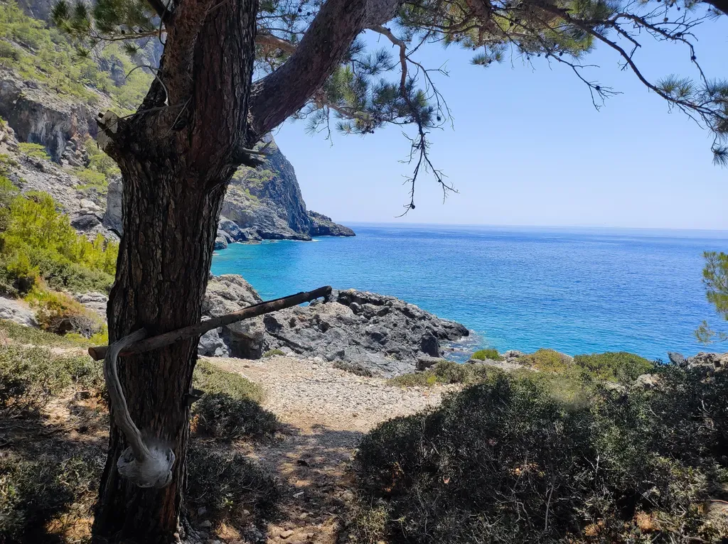 Criques isolées avec des eaux turquoise et des rochers en arrière-plan le long de la côte sud de la Crète