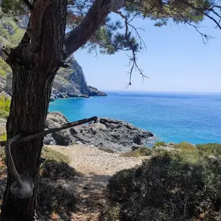 Criques isolées avec des eaux turquoise et des rochers en arrière-plan le long de la côte sud de la Crète