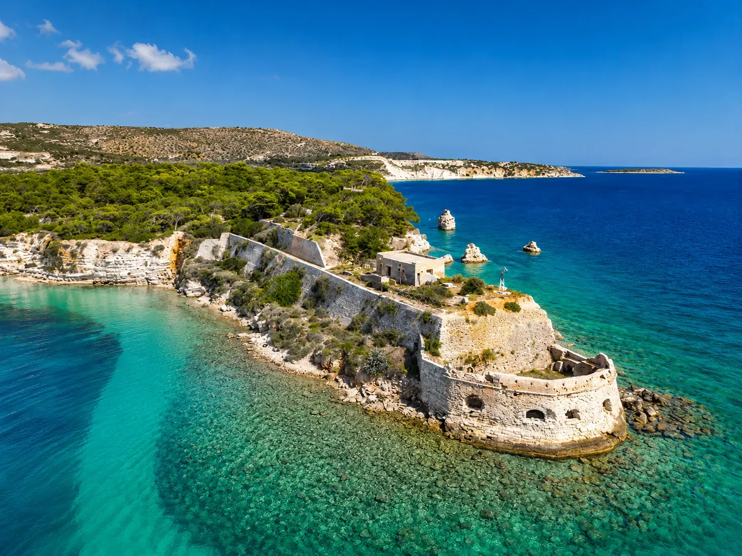 De belles plages de sable fin et eaux cristallines bordent l'île de Souda, offrant un panorama paradisiaque de la Crète.